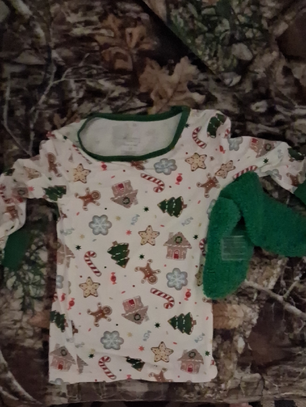 Holiday Print Long Sleeve Top in White and Green with socks